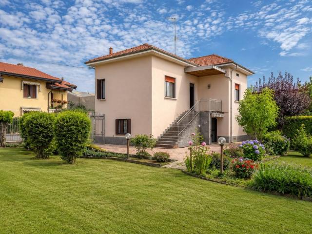 Casa singola in vendita a Carnago, Palazzetto