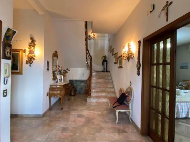 Casa singola in vendita a Empoli in Da rivedere composto da 7vani