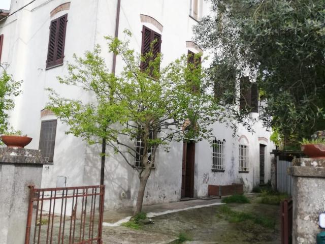 Casa singola in vendita a Santa Maria Del Giudice Lucca in Da ristrutturare composto da 6vani