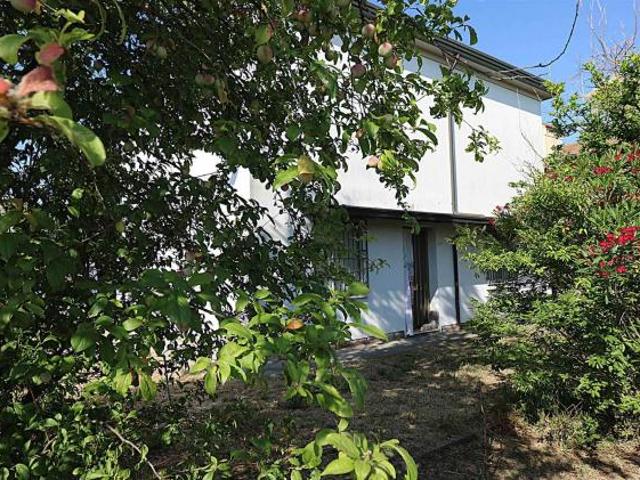 Casa singola in Vendita in zona LAVEZZOLA con giardino