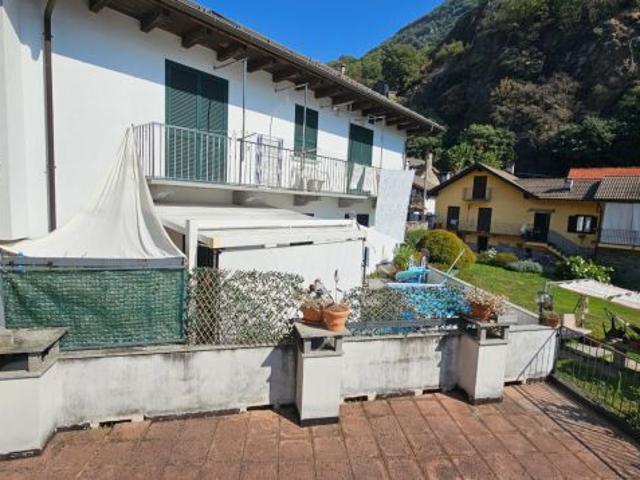 casa singola su due piani con terrazzo