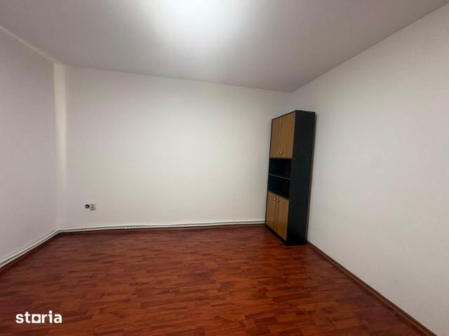Casa | Sisesti| etaj 1| curte | parcare in curte| partial mobilata