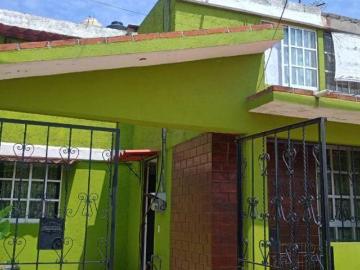 Casa sobre Av. principal del Fraccionamiento AMPLIADA Cuatro recamaras Acepto Infonavit