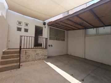 Casa sobre calle abierta