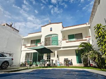 Casa sola con alberca en Lomas de Ahuatlán