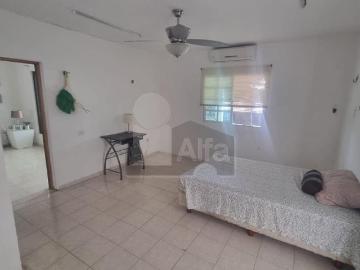 Casa sola en colonia Maya a unos cuadras de plaza altabrisa, 4 habitaciones