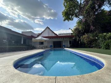 Casa Colonial Sola en Venta, Avenida con Uso de Suelo Mixto, Col. Las Palmas