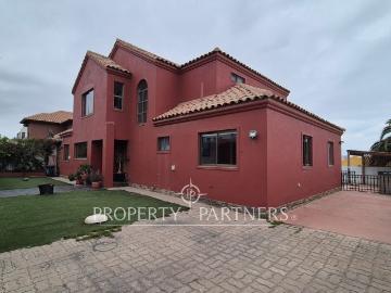 Casa sólida de dos niveles en excelente sector de peñuelas