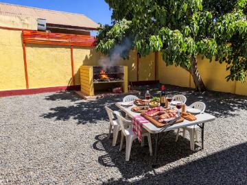 Casa sólida recién renovada, con excelente conectividad