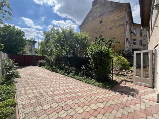Casa spatioasa de inchiriat in zona centrala Punctele Cardinale