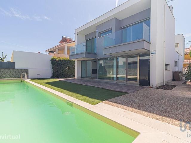 Casa T4 em Corroios de 210,00 m2