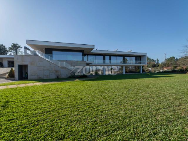Casa T4 individual com piscina coberta aquecida