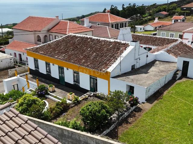 Casa T5 com Jardim em Santa Bárbara, Angra do Heroísmo