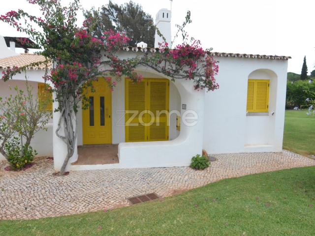 Casa T2 com 3 fachadas, em Vila Moura
