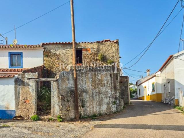 Casa T2 para recuperar junto à praia Fluvial da Ortiga