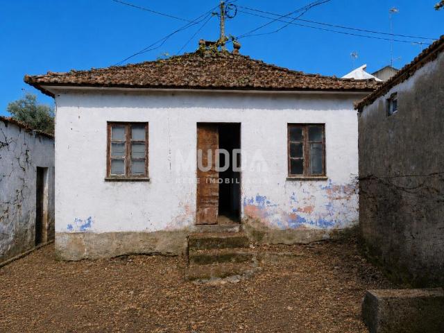 CASA T2 PARA RESTAURAR EM CHAVES