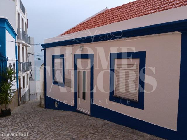 Casa T2 remodelada no centro de Sesimbra