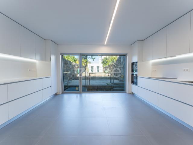 Casa T3+1 com terraço e garagem Antas Porto