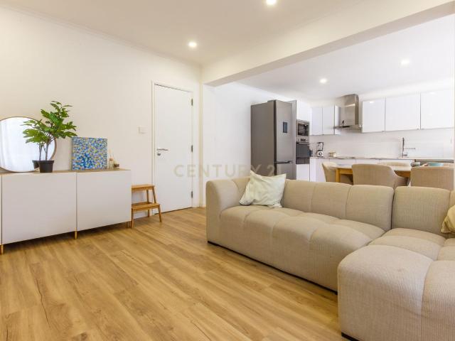 Casa T3 com Jardim em Charneca de Caparica, Almada