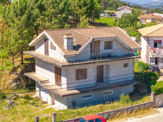 Casa T3 de pedra, em Avessadas e Rosém, Marco de Canaveses