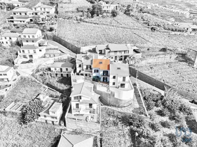 Casa T3 em Cmara de Lobos de 307,00 m2
