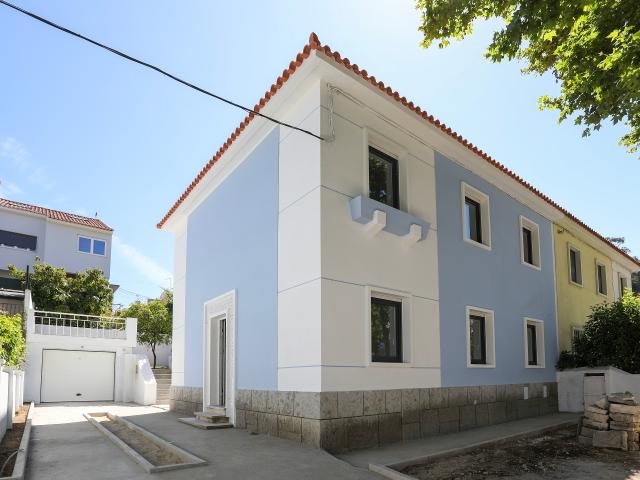 Casa T3 localizada na Alameda Padre Álvaro Proença, em Benfica, Lisboa