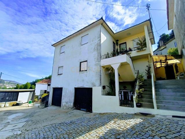 Casa T3 + T3 em Lordelo Paredes, perto do centro e com ótimas acessibilidades