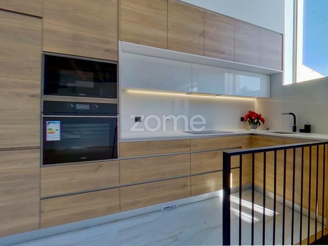 Casa térrea T2+1 com mezanino e jardim, em Corim Maia