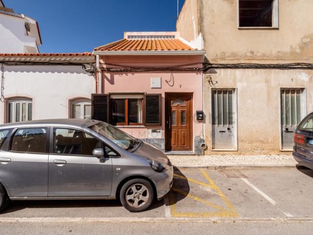 Casa térrea T2 com terraço para reabilitação em Lagoa