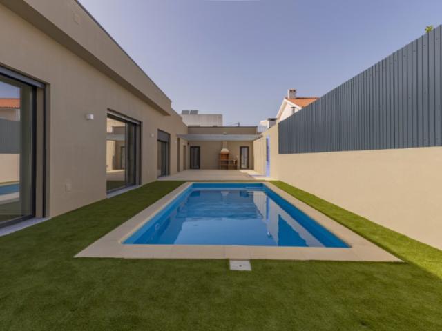 Casa Térrea T4 Moderna com Piscina e 3 Suítes