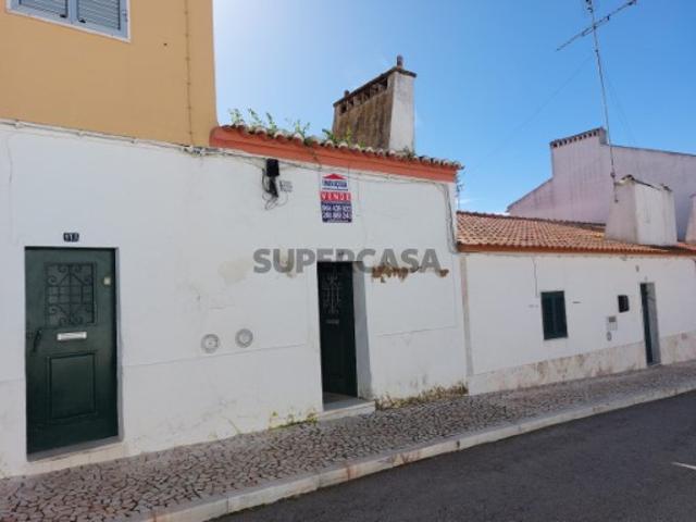 Casa térrea típica de aldeia com logradouro em São Romão Vila Viçosa