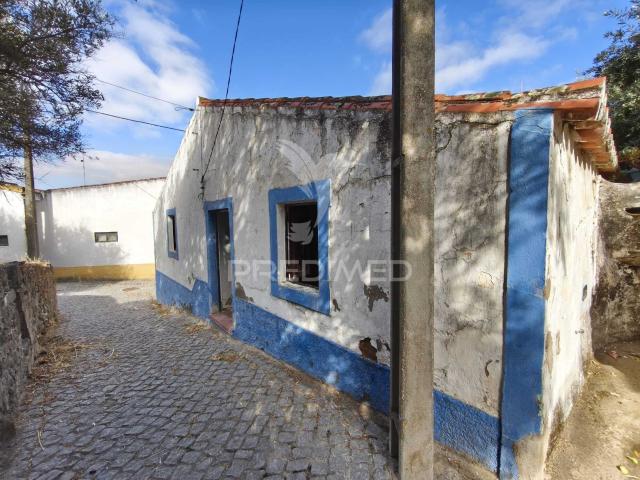 Casa térrea tradicional para recuperar com quintal e garagem Concelho de Mértola