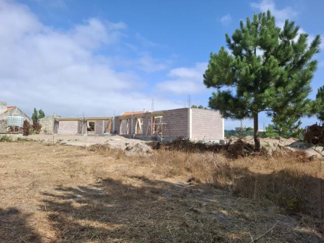 Casa térrea em construção, lote 900,00 m2 c/ piscina a 5 min. da praia da Foz do Arelho