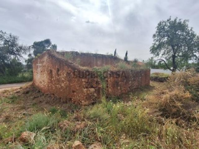 Casa térrea em ruina com 80m2 para restaurar, inserida em terreno com area total de 1520m2, localizada a 5 minutos de SB Messines