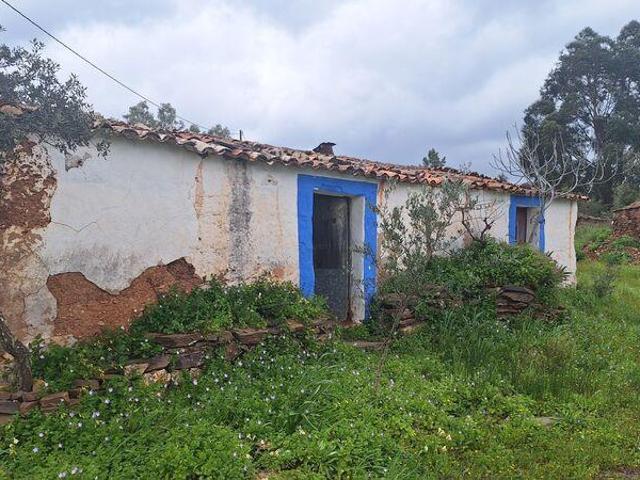 Casa térrea em ruina para restaurar, localizada a 5 minutos. 103m² São Marcos Da Serra