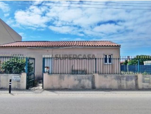 Casa térrea inserida em terreno com 1590 m2, junto às Praias
