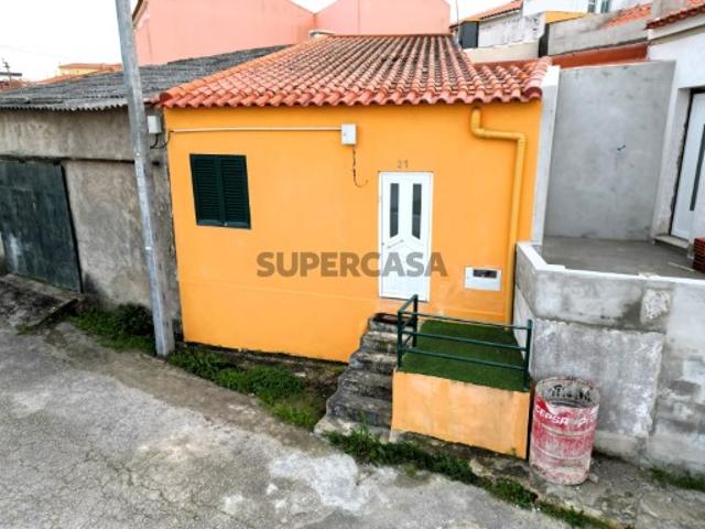 Casa térrea na Areia Branca, no concelho da Lourinhã