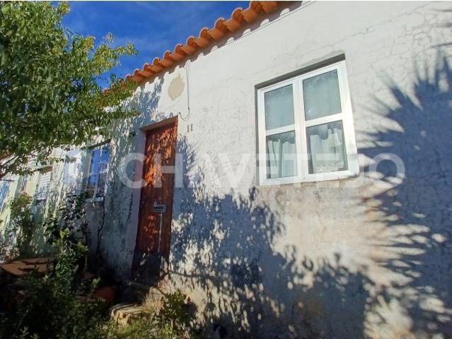Casa térrea para recuperar, com terreno, a 600 metros de Tomar