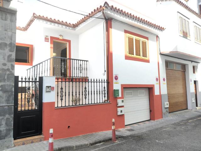 Casa Terrera en el Corazón de Teror ¡Tu Nuevo Hogar Te Espera!