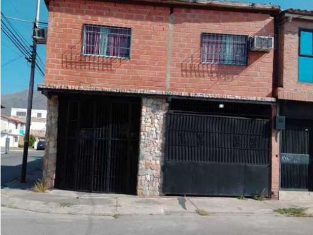 Casa Tetra de esquina Base Sucre