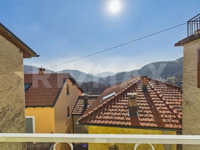 Casa ticinese con cortile e rustico da ristrutturare