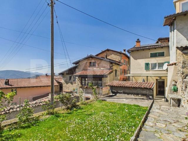 Casa ticinese rinnovata con giardino e possibilità di ampliamento