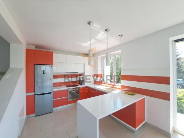 Casa tip dulplex 120 mp + 80 mp terase + garaj, zona Liceu Waldorf