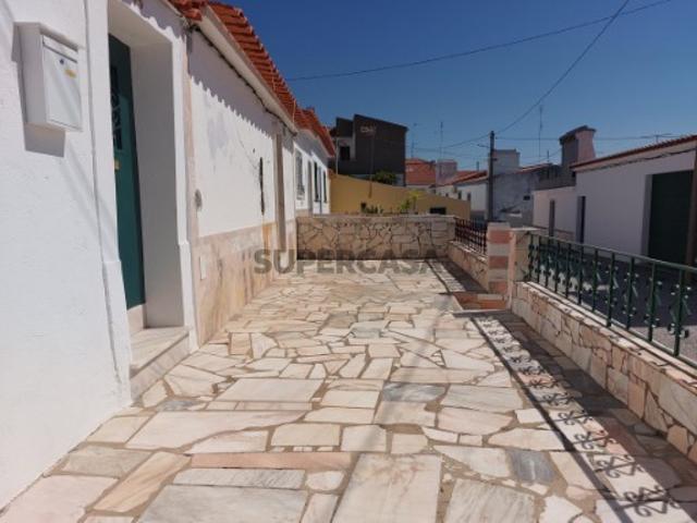 Casa Típica de Aldeia, em zona tranquila com quintal
