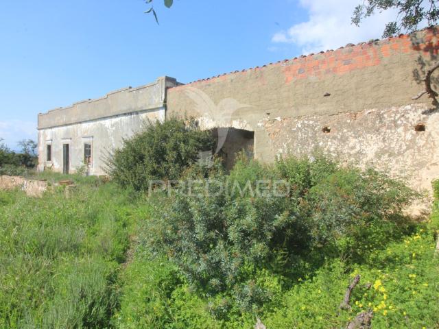 Casa Típica e antiga para renovar c/ terreno amplo
