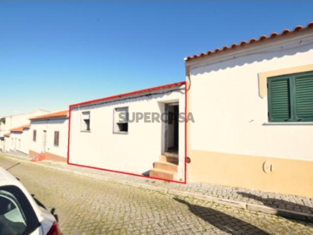 Casa Tipicamente Alentejana, inserida em lote de terreno com 394,75 m2