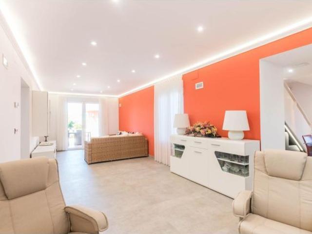 Casa Totalmente Reformada con Terreno y piscina propia en Beniaján