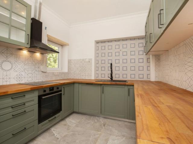 Casa Totalmente Renovada com 4+1 Quartos a Apenas 1 Minuto da Escola Montessori de Lisboa e a 4 Minutos do King's College Interiores Modernos e Amplo Quintal!