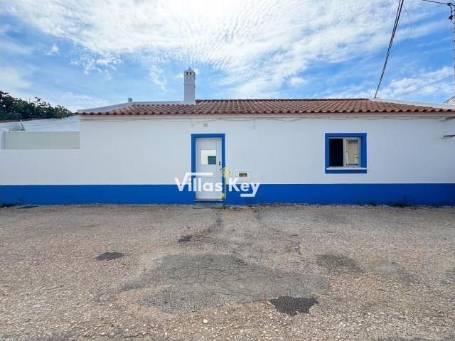 Casa tradicional, com 2 quartos e pequeno quintal, Lagos, O. 47m² Odiáxere