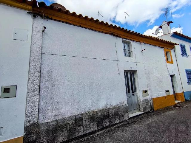 Casa tradicional com 3 assoalhadas na Comenda